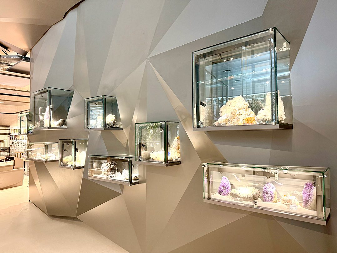 Vitrines exposant des minéraux et pierres précieuses à la boutique souvenirs des Grottes de Vallorbe