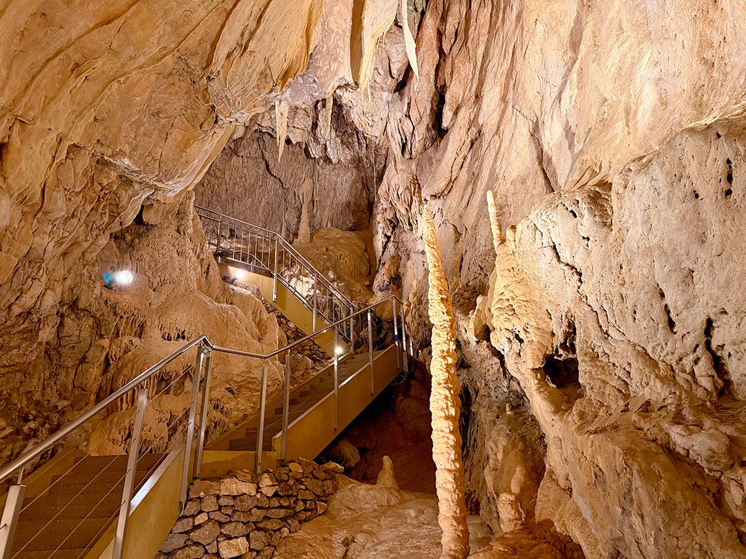 Formations rocheuses appelées colonnes aux Grottes de Vallorbe