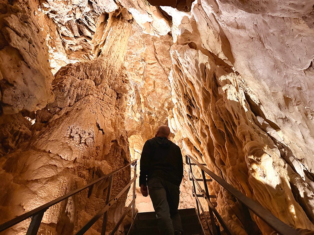 Visiteur montant les escaliers des Grottes de Vallorbe