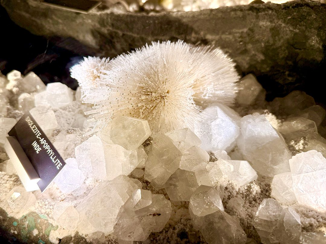 Minéraux avec éclairages présents au Trésor des Fées des Grottes de Vallorbe