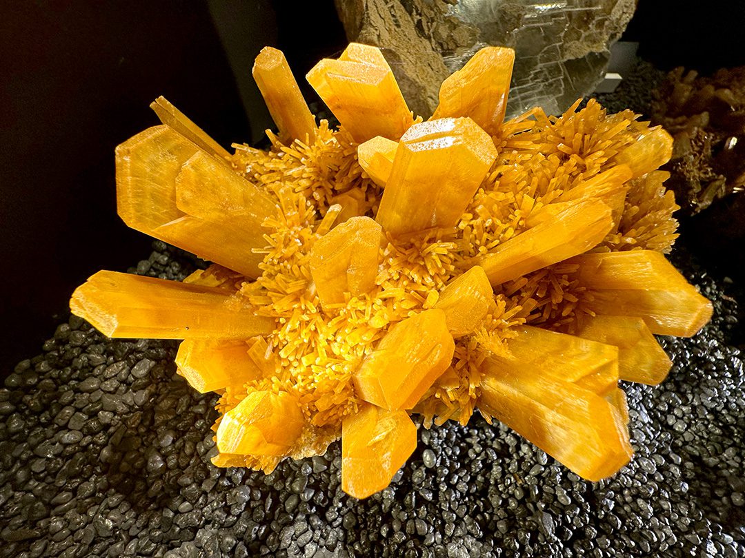 Citrine, pierre précieuse exposée au musée des minéraux des Grottes de Vallorbe