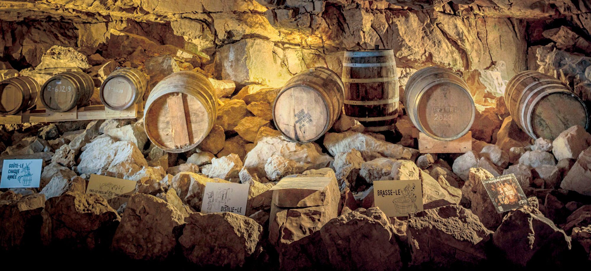 Tonneaux de rhum et whisy vieillissant au coeur des Grottes de Vallorbe