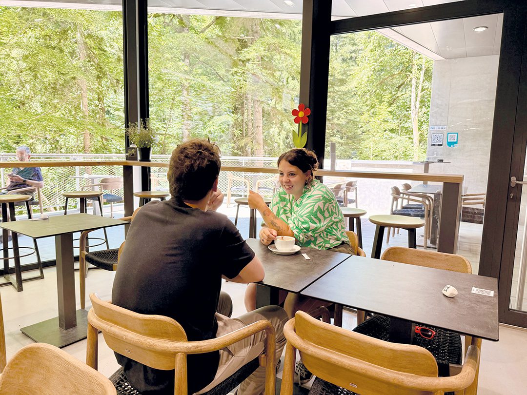 Deux personnes prenant un café à la buvette des Grottes de Vallorbe, le Roc' n Snack