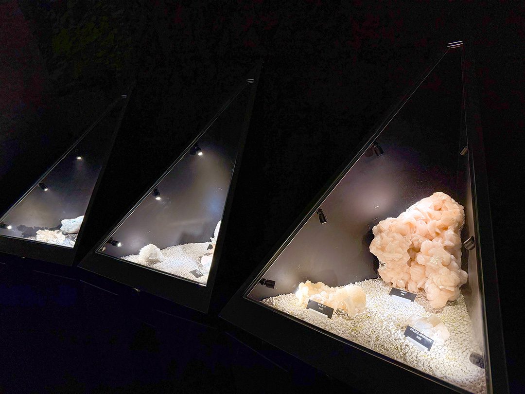 Minéraux avec éclairages présents au Trésor des Fées des Grottes de Vallorbe