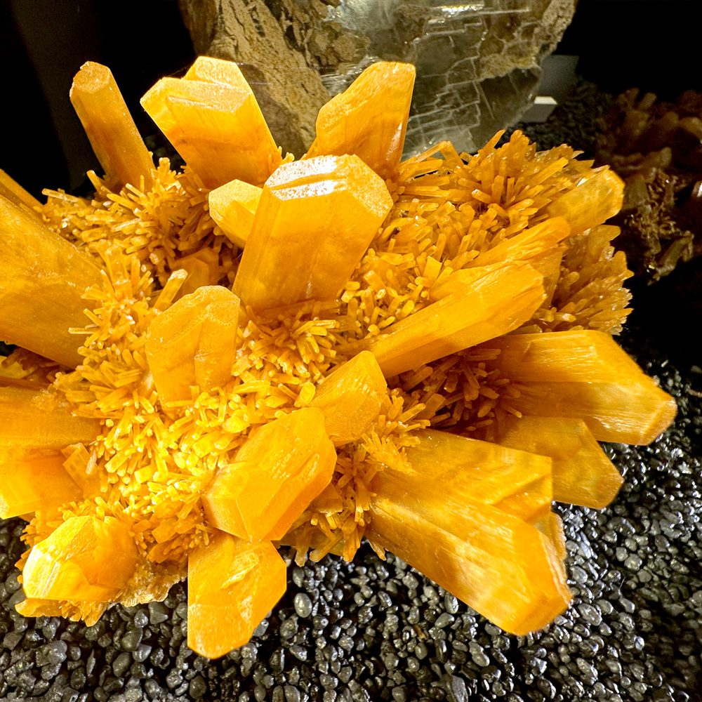 Citrine, pierre précieuse exposée au musée des minéraux des Grottes de Vallorbe