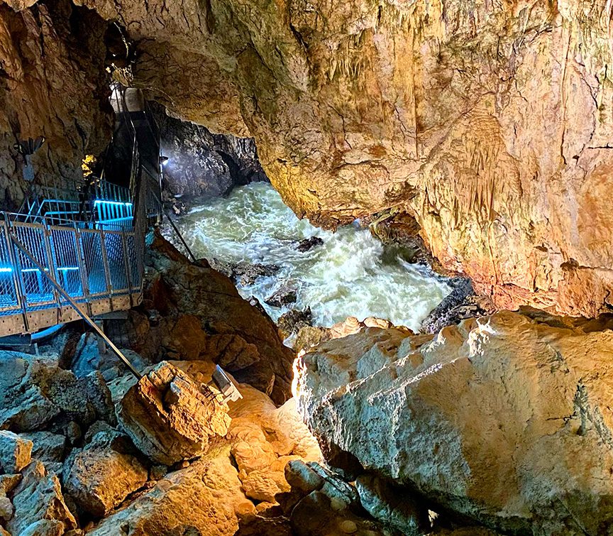 La rivière souterraine de l'Orbe visible depuis les Grottes de Vallorbe