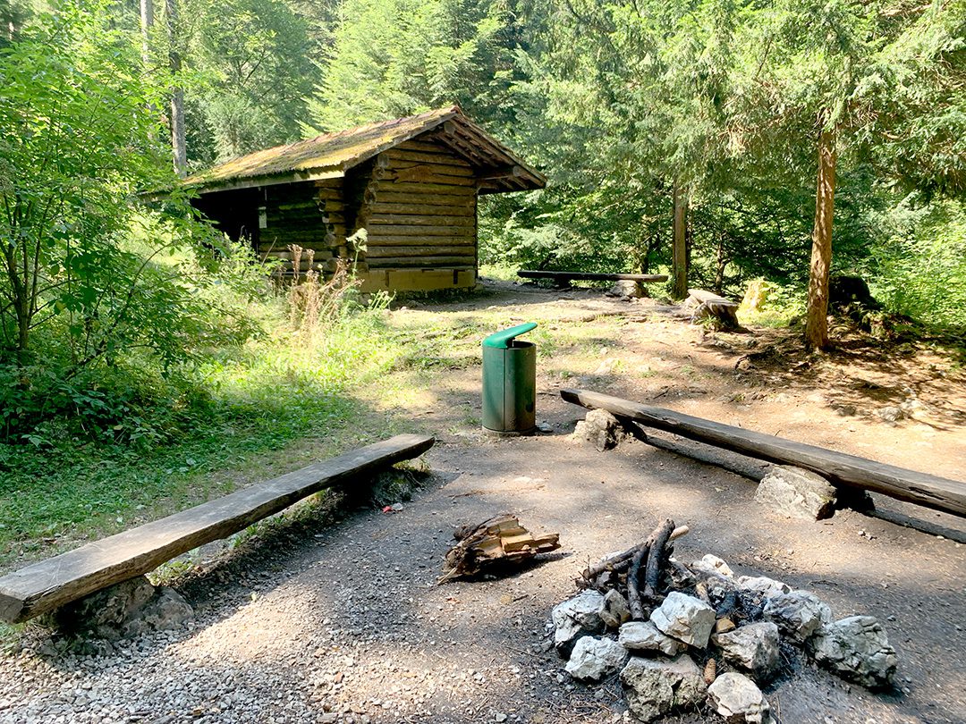 Cabane couverte avec bancs et coin feu pour accueillir votre pique-nique