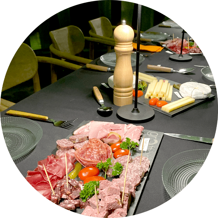 Planches apéritives avec fromage Vallgrotte et charcuterie