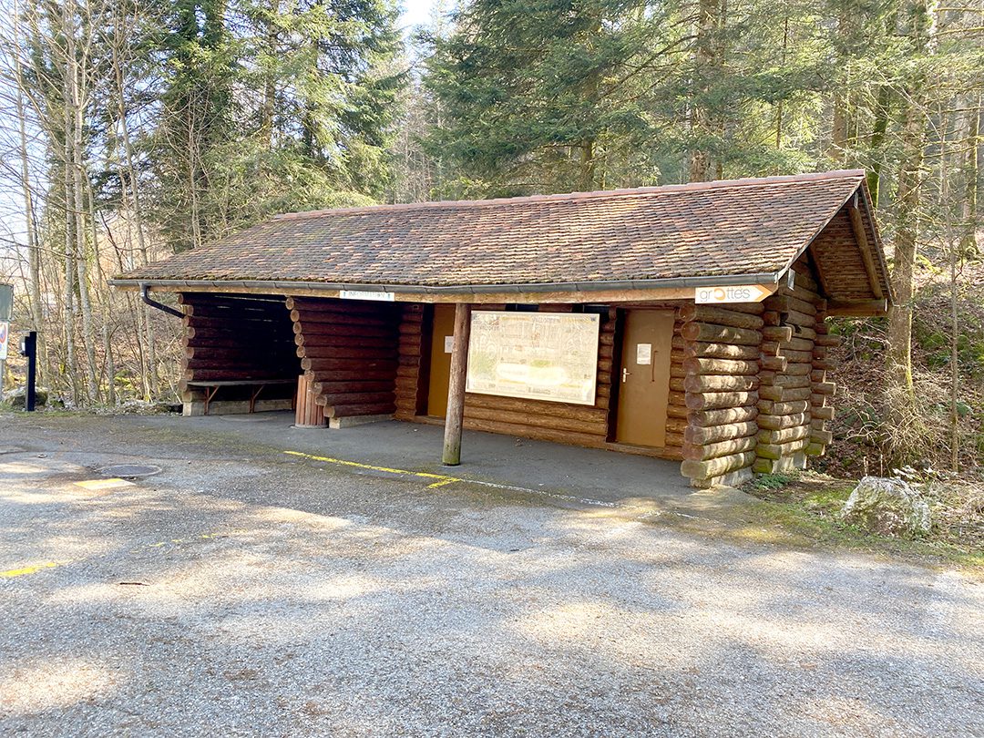 Cabane avec toilettes sur le parking des Grottes de Vallorbe