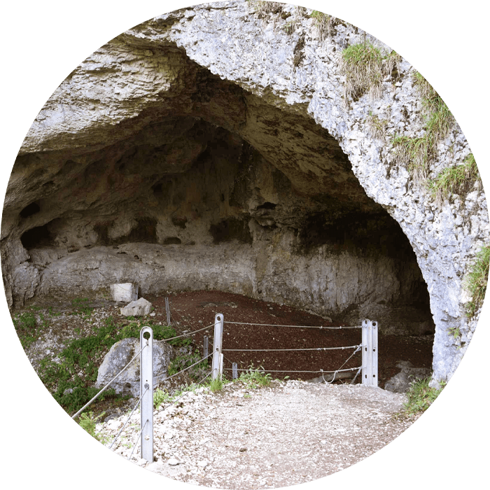 Entre de la grotte aux Fées à proximité des Grottes de Vallorbe