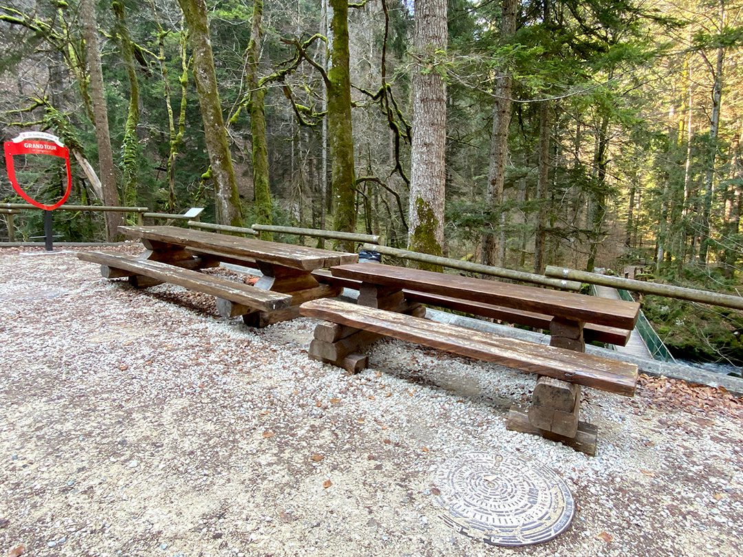 Tables de pique-nique en bois disponibles au pied des Grottes de Vallorbe