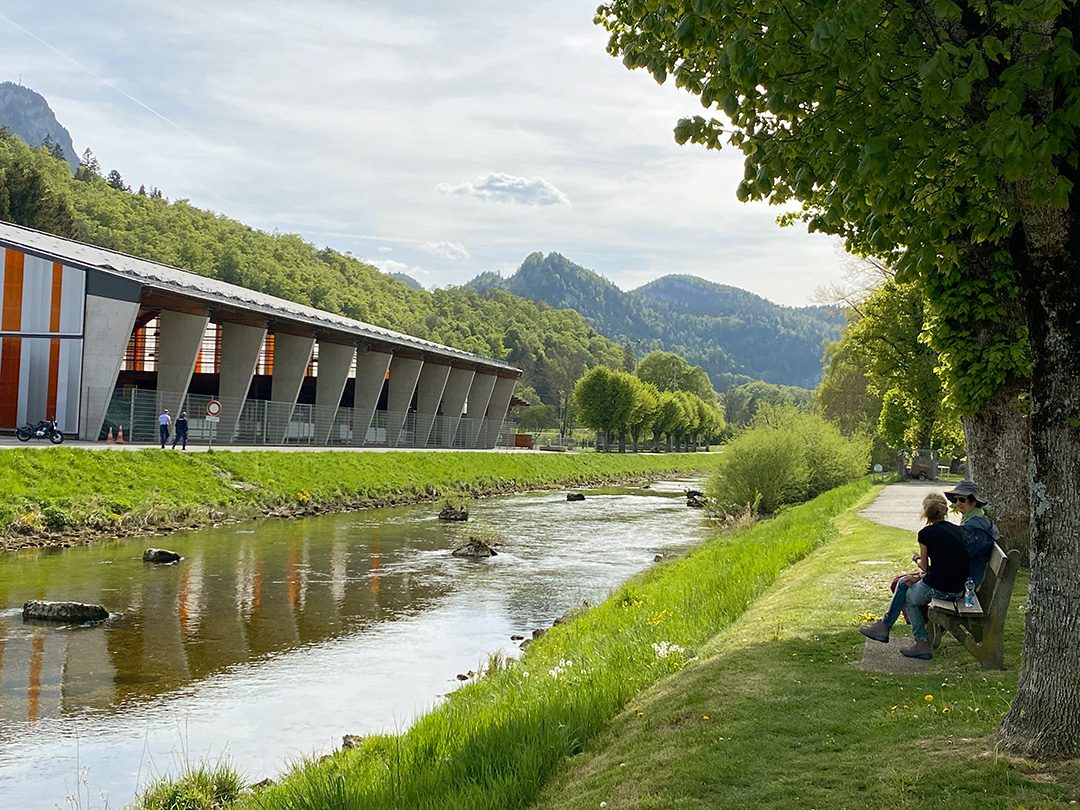 Sentier le long de l'Orbe avec la patinoire de Vallorbe en arrière-plan